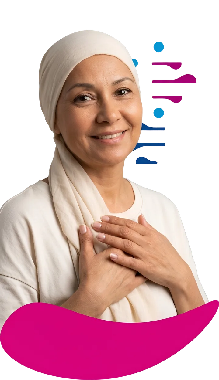 Paciente sonriendo, con turbante y las manos en el pecho